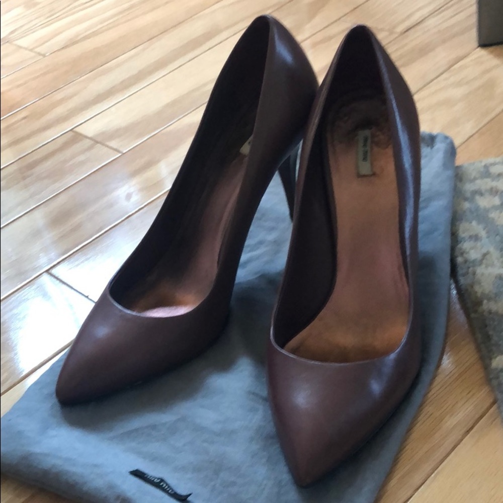 Miu miu beautiful pump w/ geometrical bronze heel